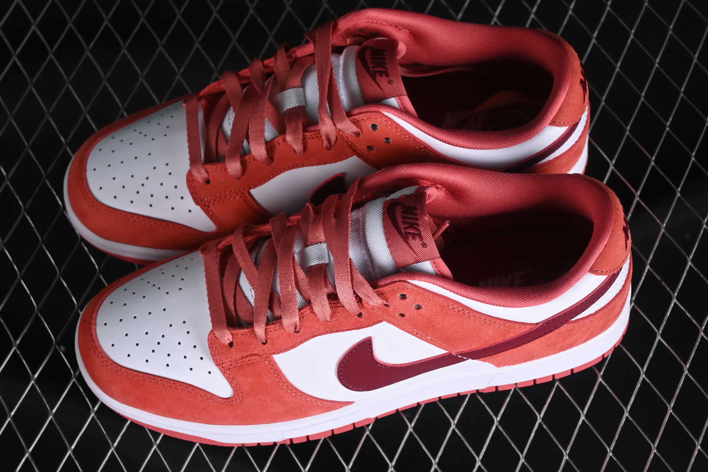 All Categories Nk SB Dunk Series Nk SB Dunk Low Low-top Sneakers Foreign Trade Version Nk SB Dunk Low Retro "Valentine's Day 2024" White Rose Red Valentine's Day SB Low-top Casual Sports Skateboard Shoes FQ7056-100